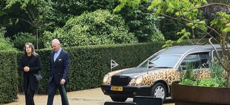 Bij zonder rouwvervoer Mercedes Cheeta